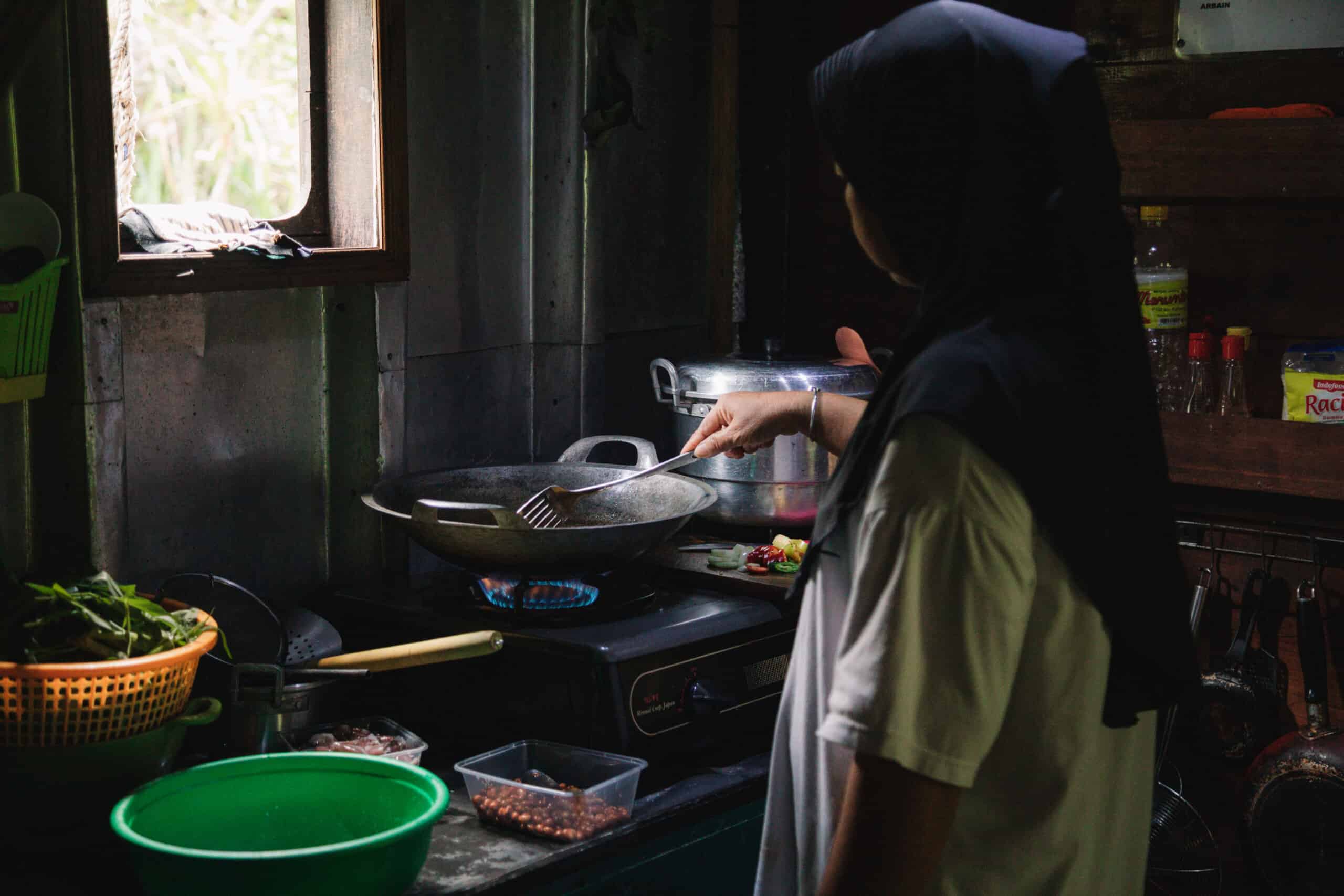 Traditional Borneo cooking class aboard the klotok